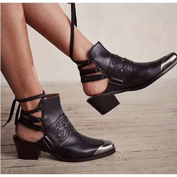 Free People Rory Blk Leather Western Gunmetal Toe & Studs Booties SZ 39 = US 8.5 - Picture 1 of 13
